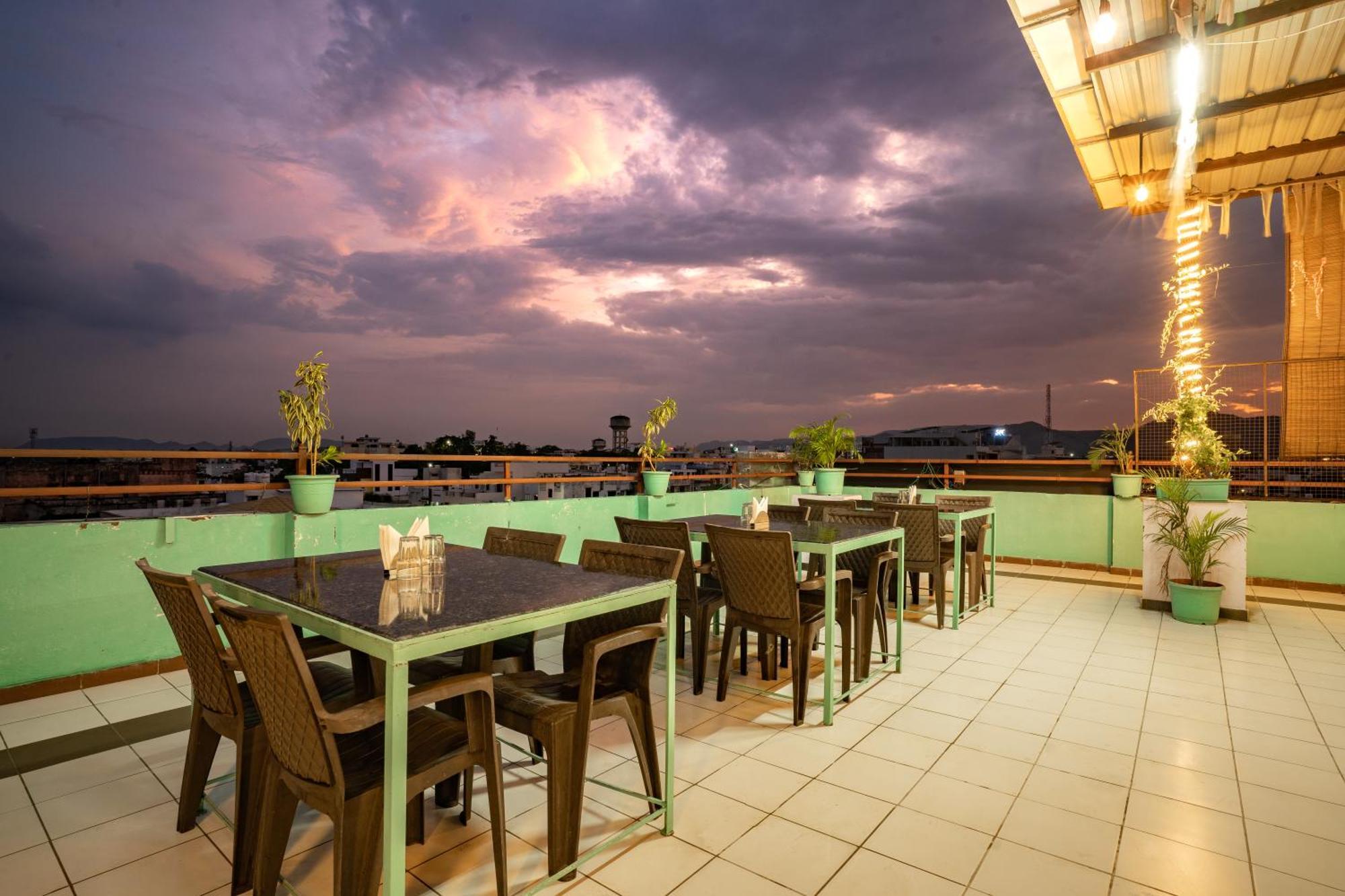 Hotel Naman Удайпур Экстерьер фото